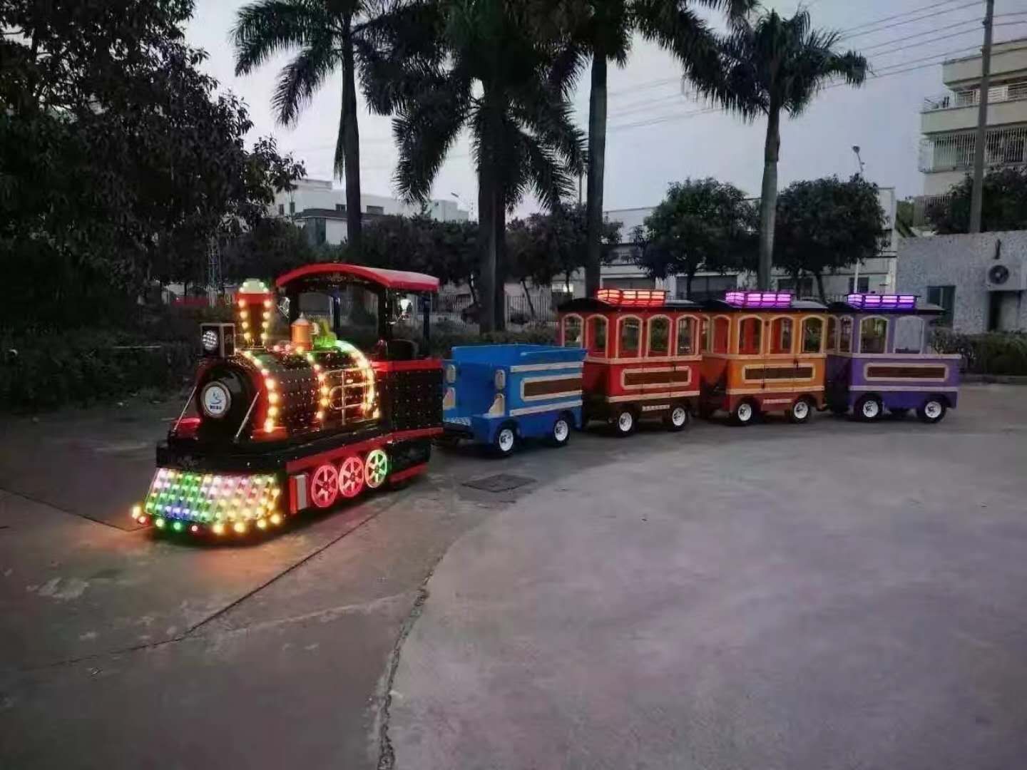 無(wú)軌觀光小火車價(jià)格，無(wú)軌觀光小火車廠家，無(wú)軌觀光小火車多少錢(qián)